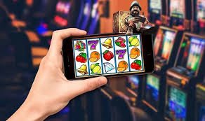 Pengguna mengakses fitur pemulihan kata sandi dan keamanan akun secara digital di perangkat mobile