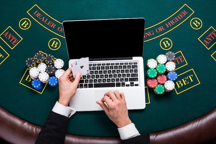 Tim layanan pelanggan siap membantu melalui chat dan email setiap saat